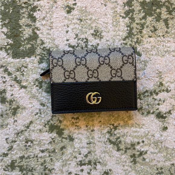 Gucci Accessories - Gucci Black and Gray Key Card Holder *NEVER USED*